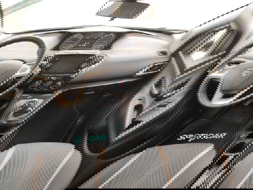 Lancia Ypsilon usata a Como (14)