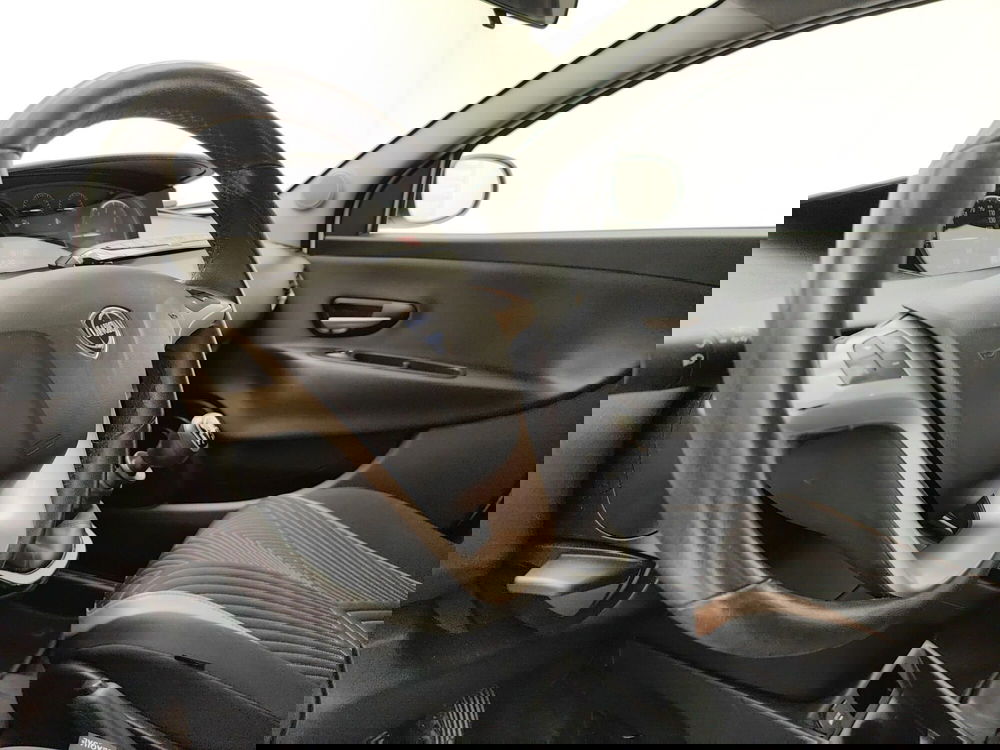 Lancia Ypsilon usata a Como (8)