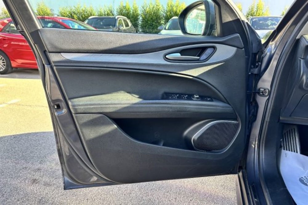Alfa Romeo Stelvio usata a Latina (12)