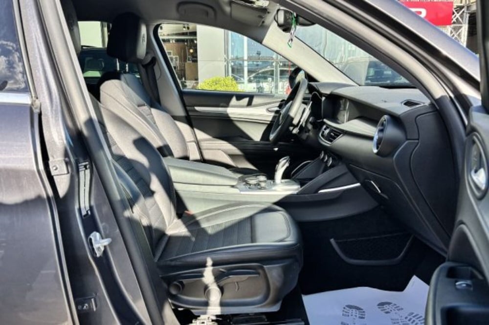 Alfa Romeo Stelvio usata a Latina (8)