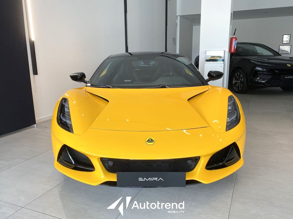 Lotus Emira usata a Bari (2)