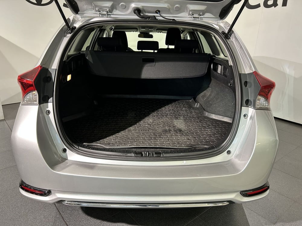 Toyota Auris Station Wagon usata a Milano (10)