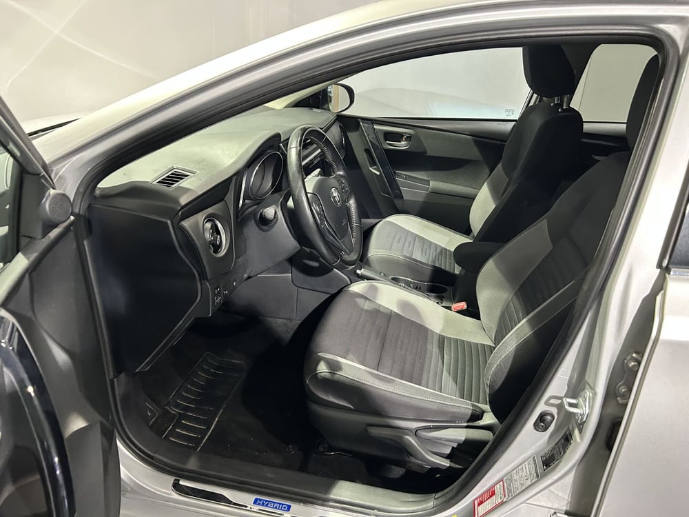 Toyota Auris Station Wagon usata a Milano (11)