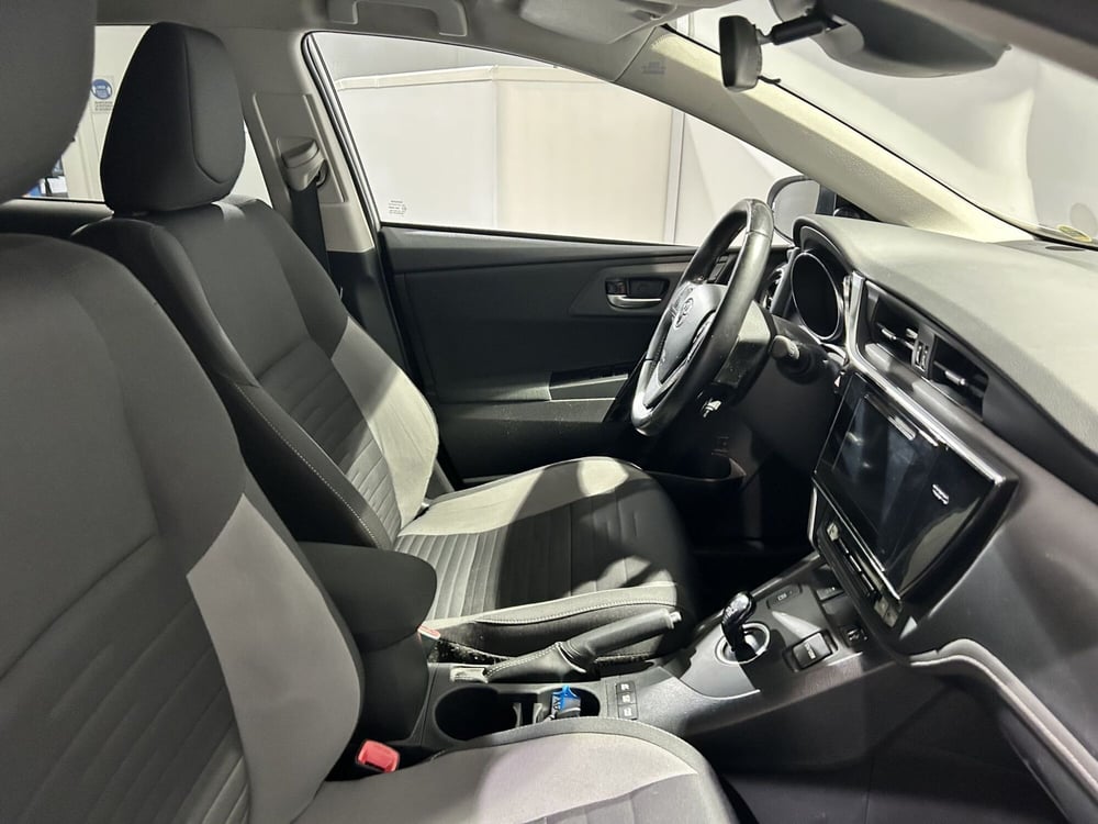 Toyota Auris Station Wagon usata a Milano (6)