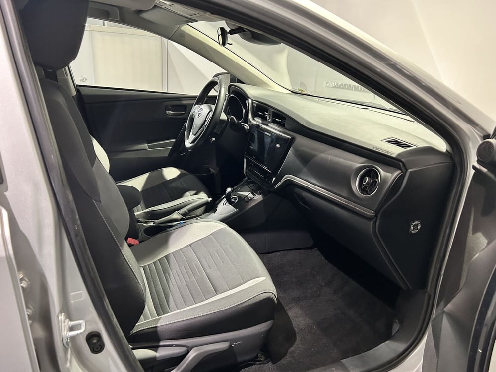 Toyota Auris Station Wagon usata a Milano (7)