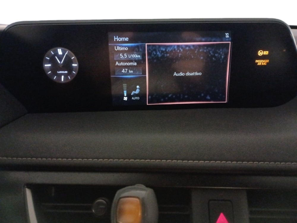 Lexus UX usata a Milano (14)