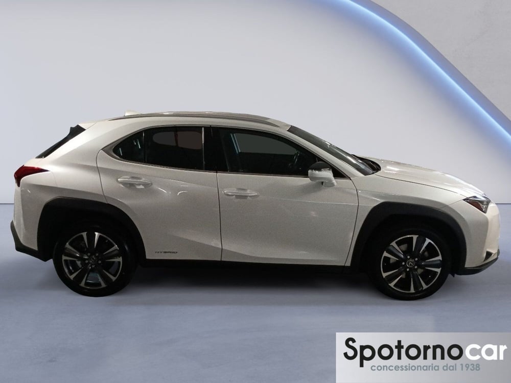 Lexus UX usata a Milano (6)
