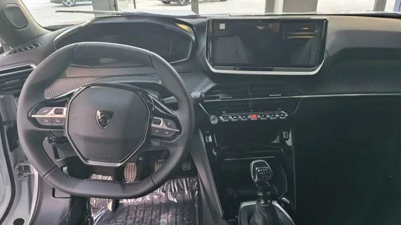 Peugeot 2008 nuova a Foggia (8)