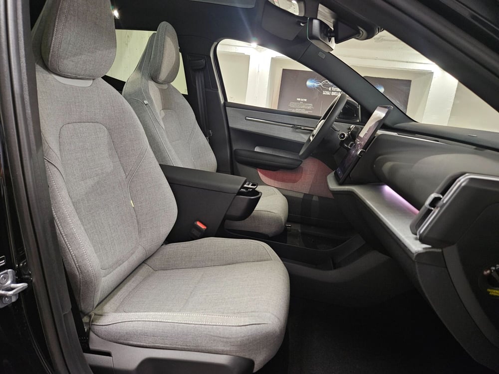 Volvo EX30 nuova a Napoli (3)