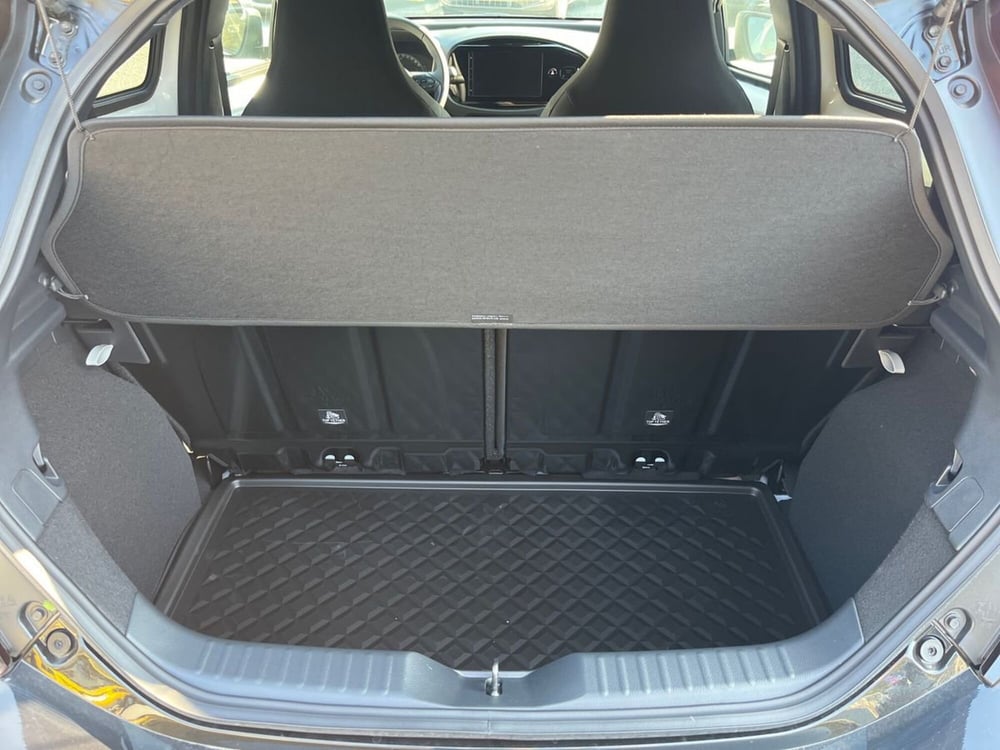 Toyota Aygo X nuova a Lecco (12)