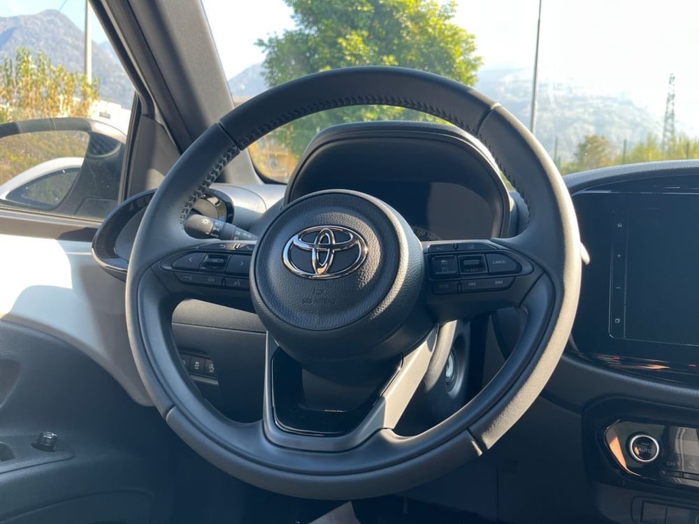 Toyota Aygo X nuova a Lecco (15)