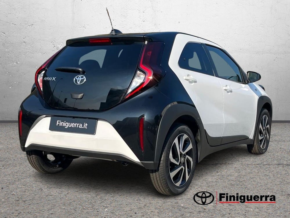 Toyota Aygo X nuova a Lecco (4)