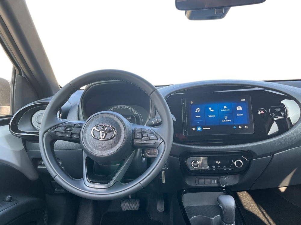 Toyota Aygo X nuova a Lecco (8)