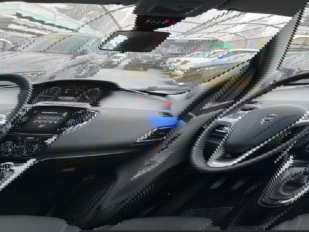 Lancia Ypsilon usata a Milano (15)