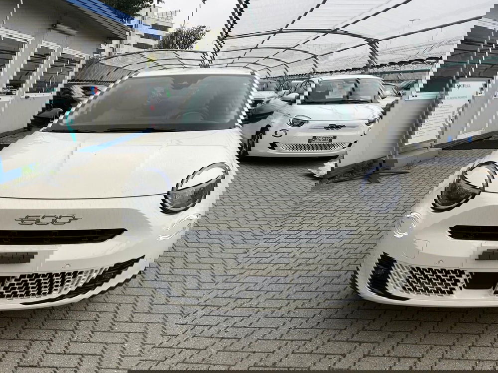 Fiat 600 nuova a Milano (2)