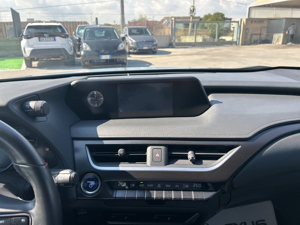Lexus UX usata a Siracusa (11)