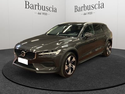 Volvo V60 Cross Country 2.0 b4 Plus awd auto del 2022 usata a Pescara