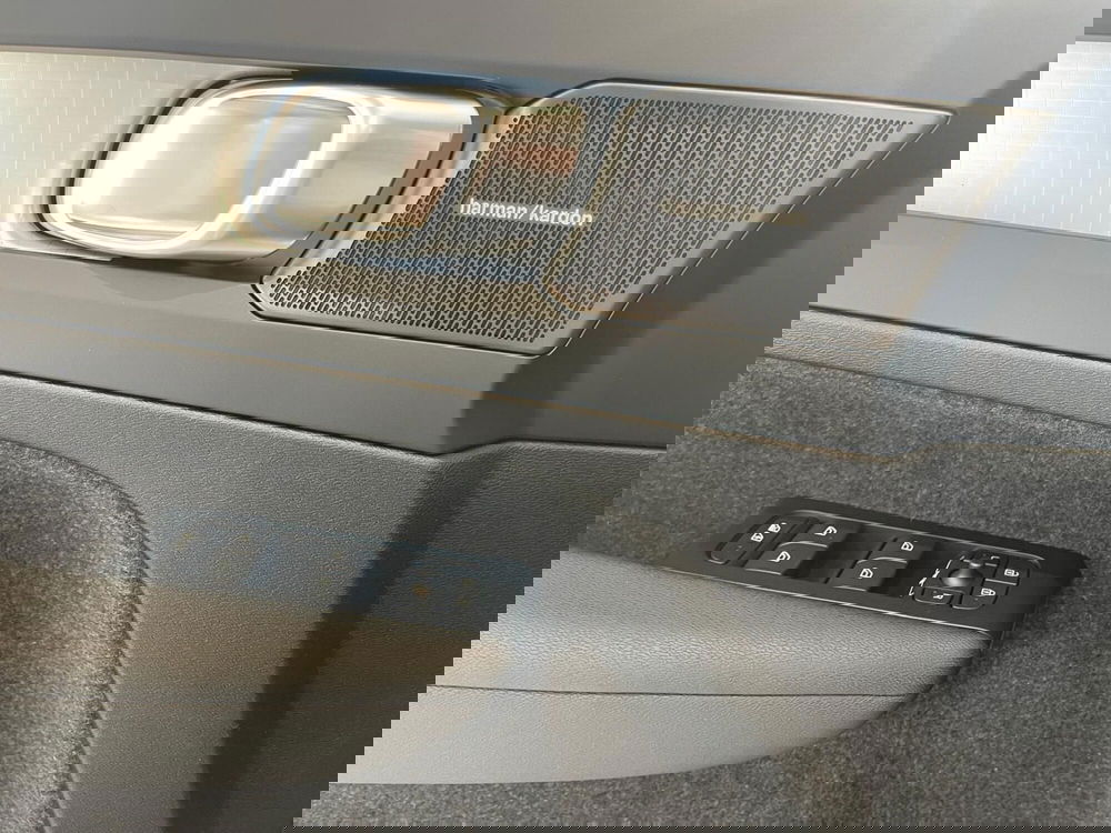 Volvo XC40 nuova a Como (17)