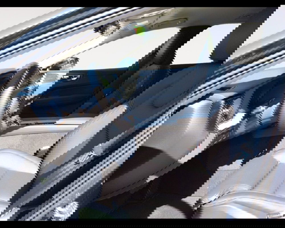 Volvo XC60 nuova a Ravenna (9)