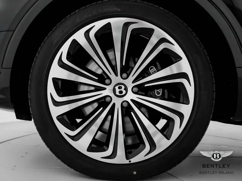 Bentley Bentayga usata a Milano (7)