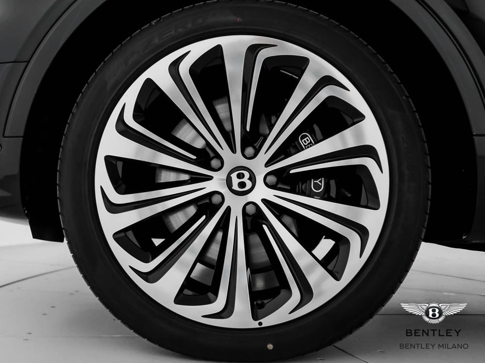 Bentley Bentayga usata a Milano (7)