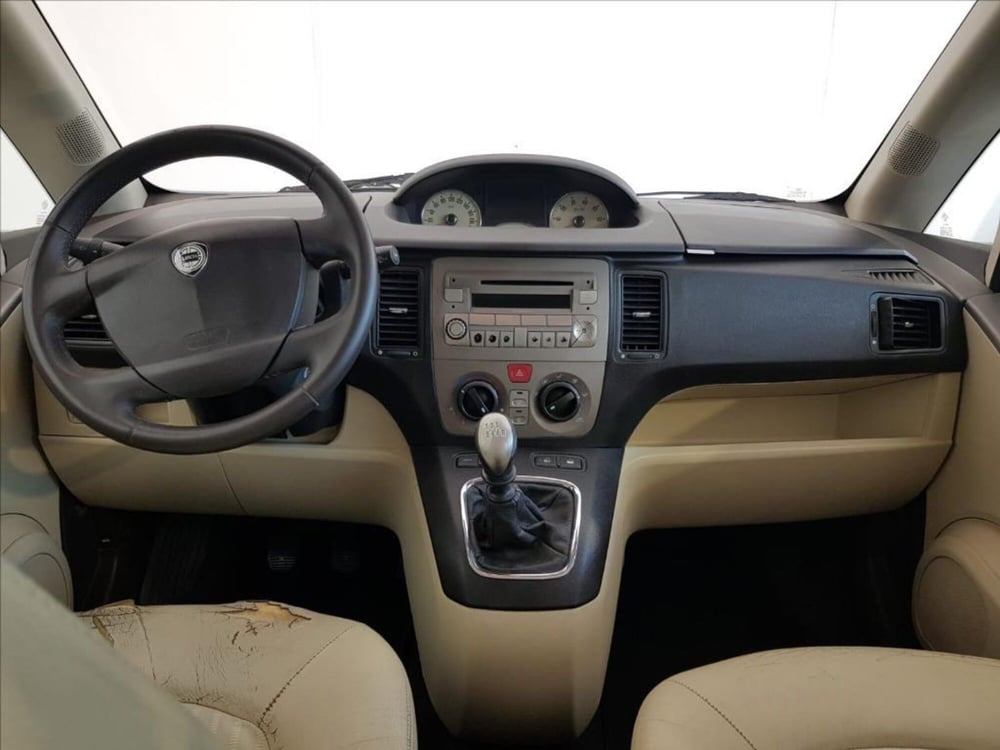 Lancia Ypsilon usata a Lucca (14)