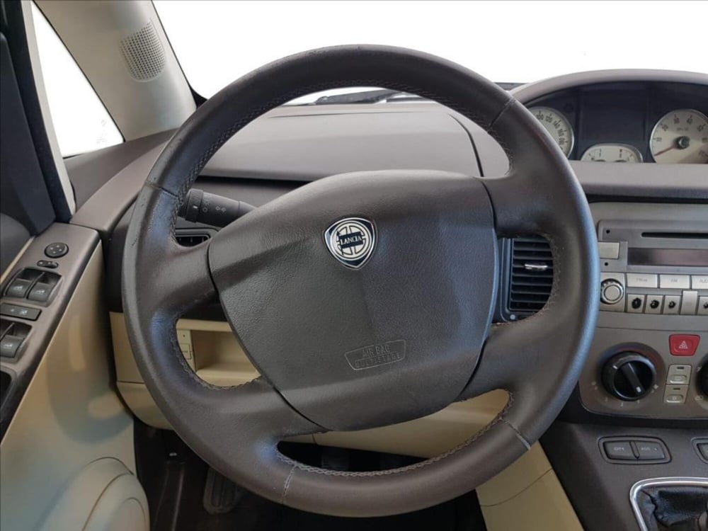 Lancia Ypsilon usata a Lucca (15)