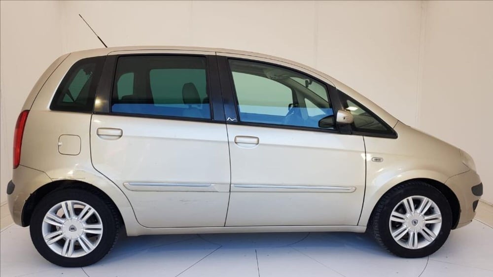 Lancia Ypsilon usata a Lucca (8)