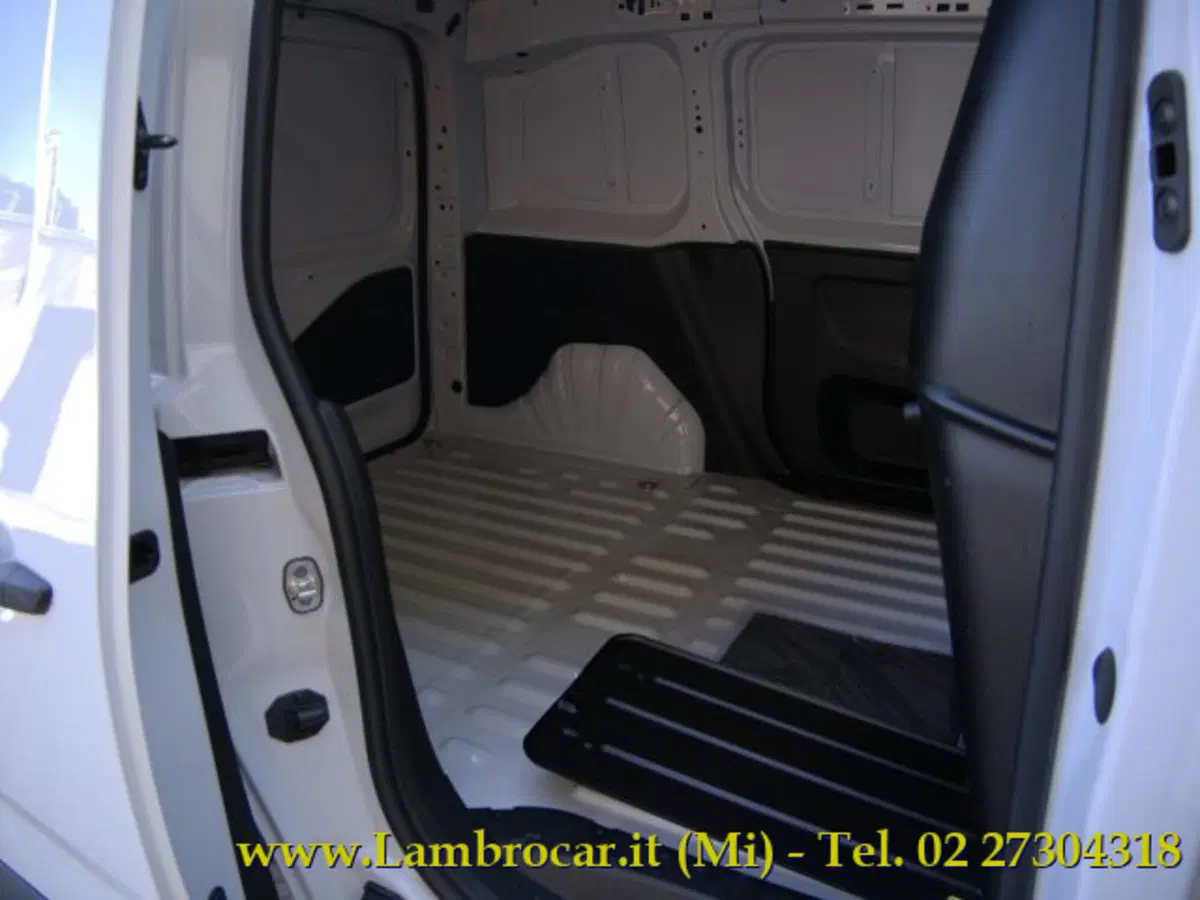 Opel Combo Furgone nuova a Milano (13)