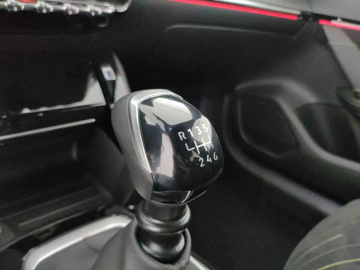 Peugeot 208 nuova a Caserta (10)