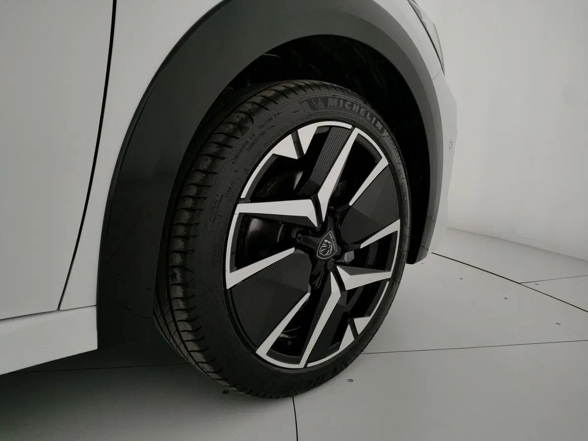 Peugeot 208 nuova a Caserta (13)
