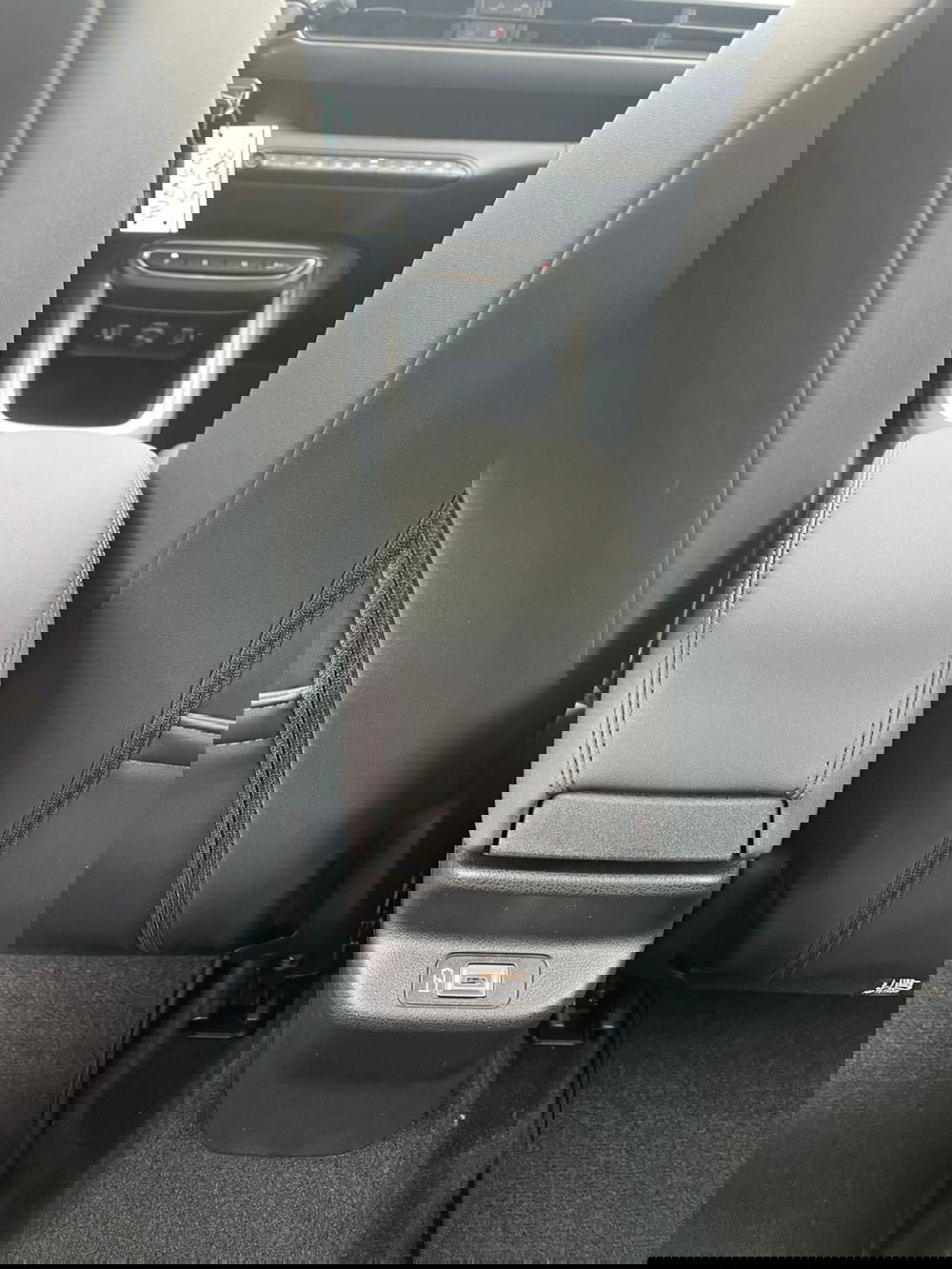 Jeep Avenger nuova a Milano (18)