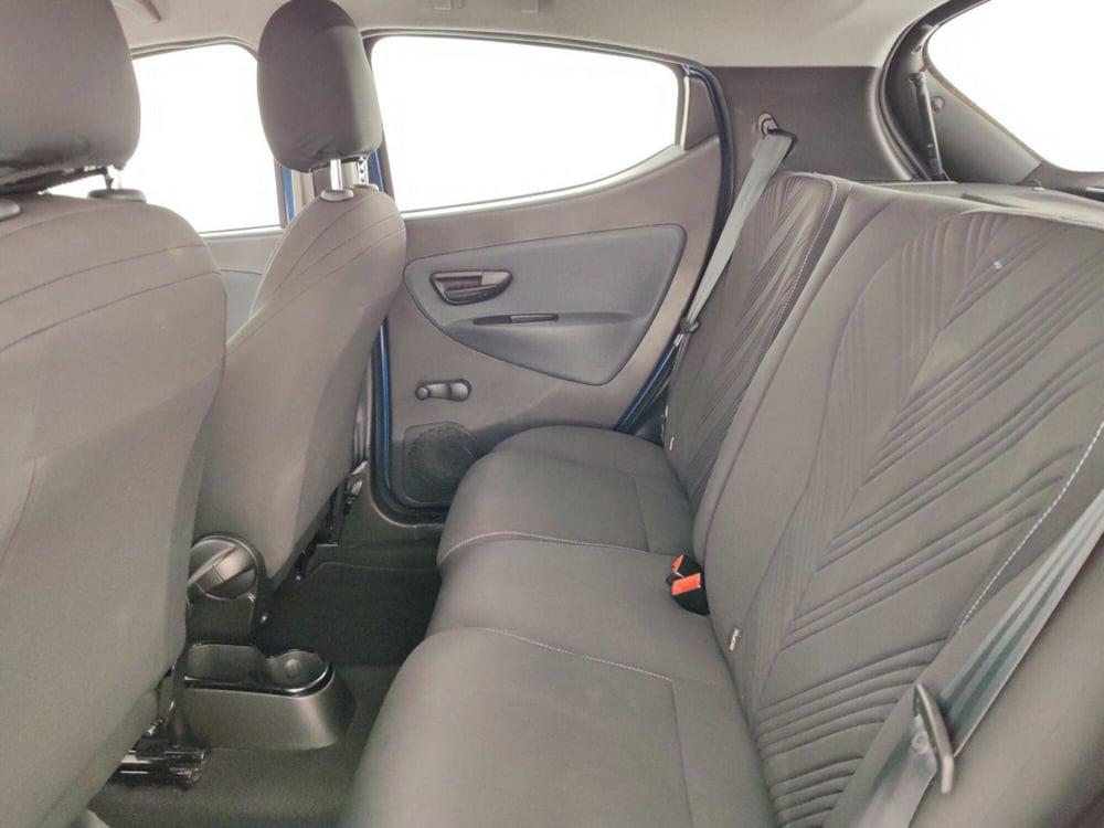 Lancia Ypsilon usata a Massa-Carrara (10)