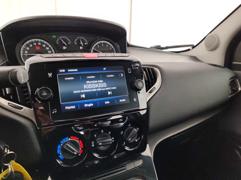 Lancia Ypsilon usata a Massa-Carrara (12)