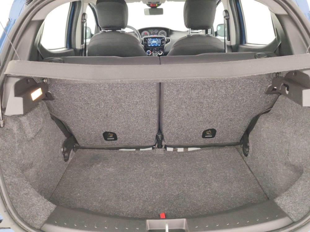 Lancia Ypsilon usata a Massa-Carrara (16)