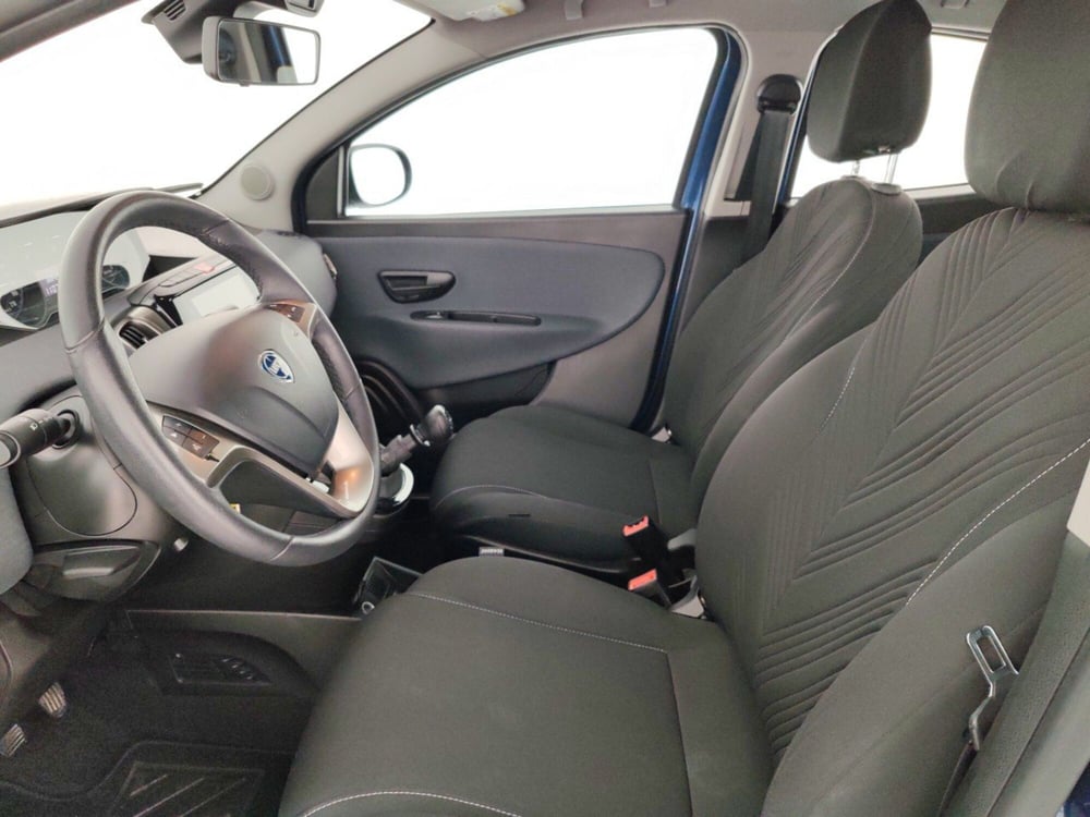 Lancia Ypsilon usata a Massa-Carrara (7)