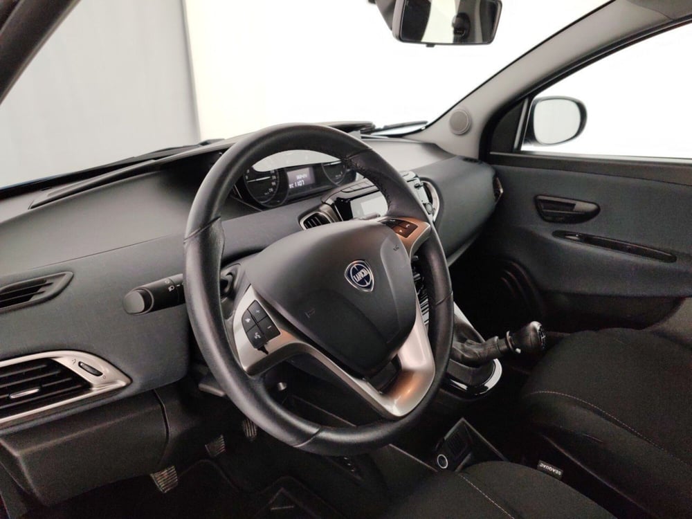 Lancia Ypsilon usata a Massa-Carrara (8)
