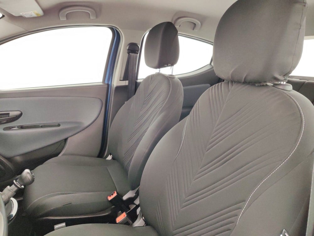 Lancia Ypsilon usata a Massa-Carrara (9)