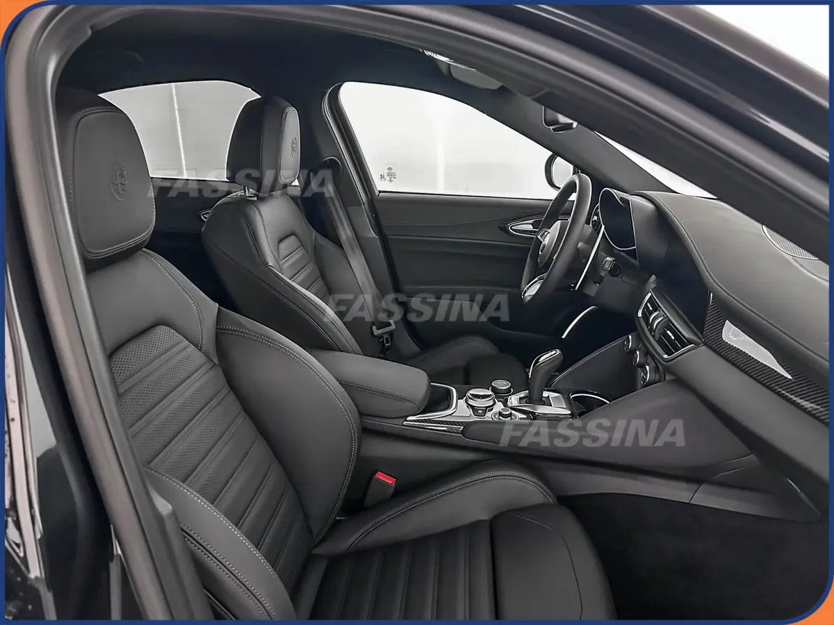 Alfa Romeo Giulia nuova a Milano (14)