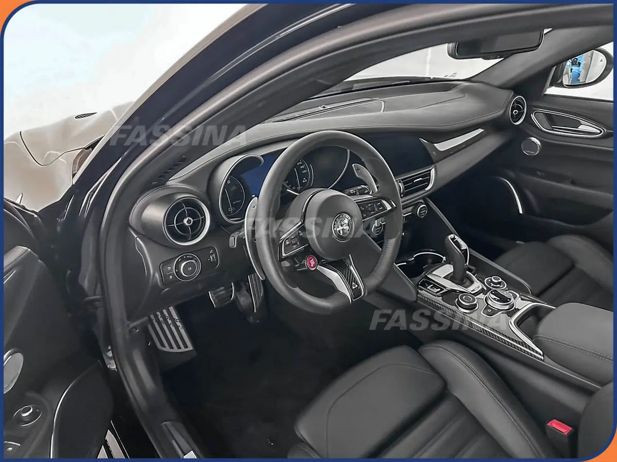 Alfa Romeo Giulia nuova a Milano (9)