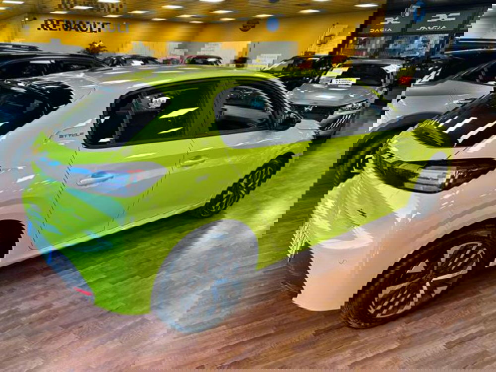 Peugeot 208 nuova a Milano (3)