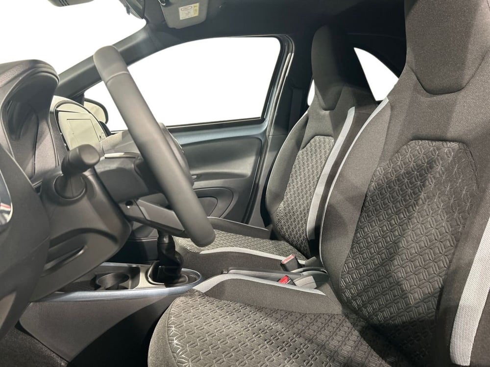 Toyota Aygo X nuova a Lecco (10)
