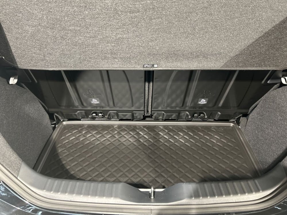 Toyota Aygo X nuova a Lecco (12)