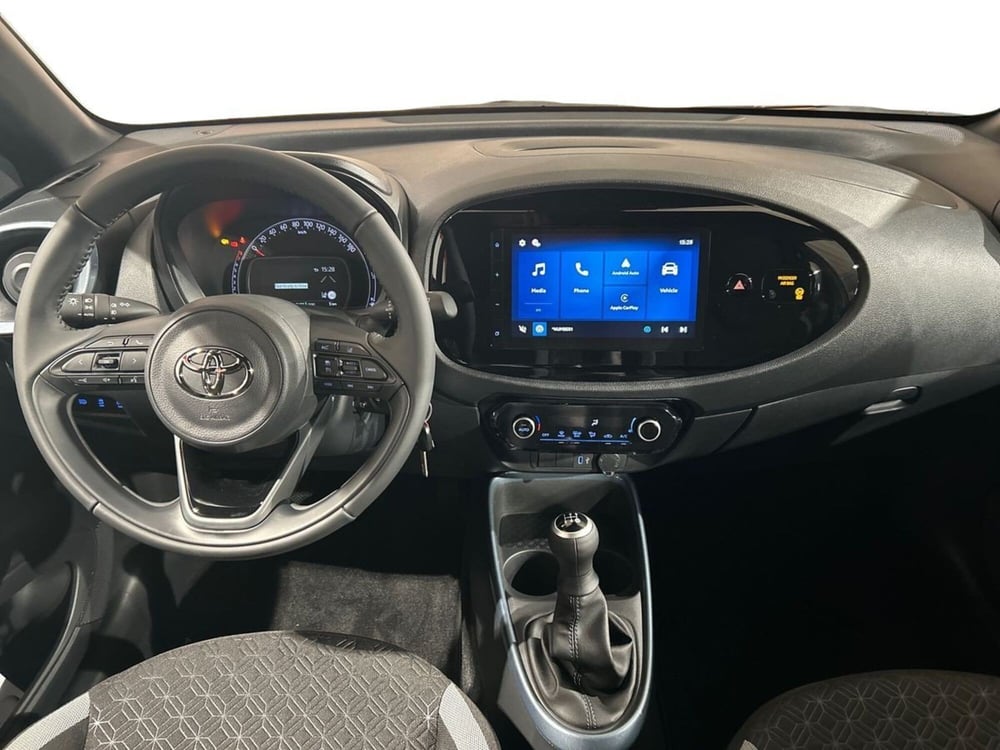 Toyota Aygo X nuova a Lecco (8)