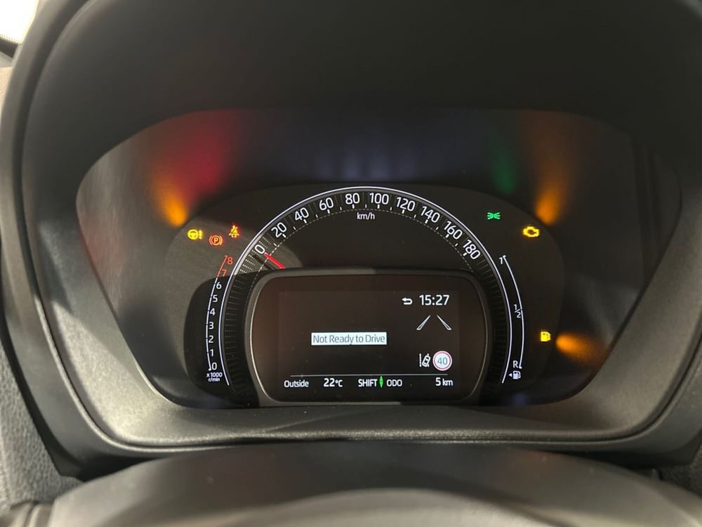 Toyota Aygo X nuova a Lecco (9)