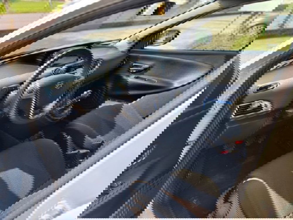 Lancia Ypsilon usata a Como (7)