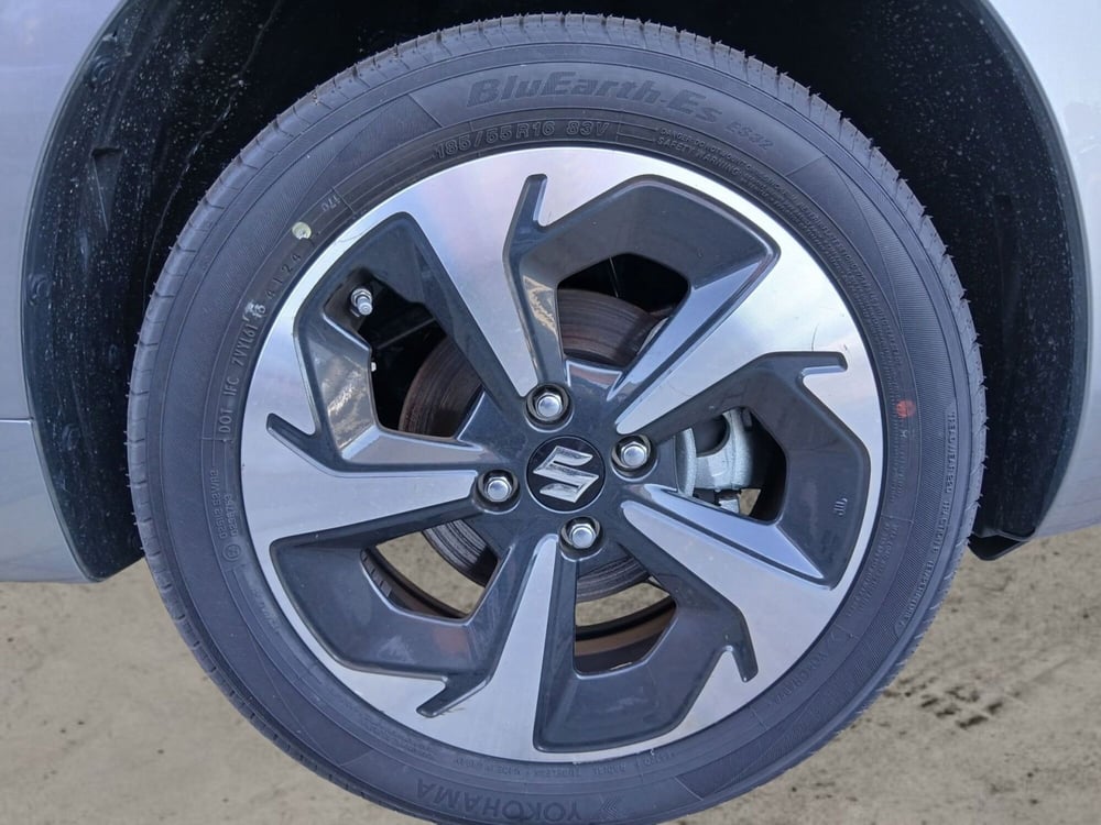 Suzuki Swift nuova a Prato (14)