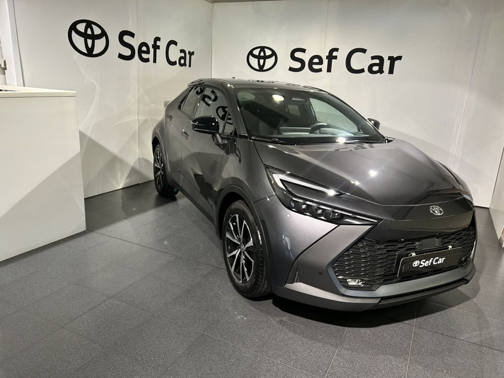 Toyota Toyota C-HR nuova a Milano (3)