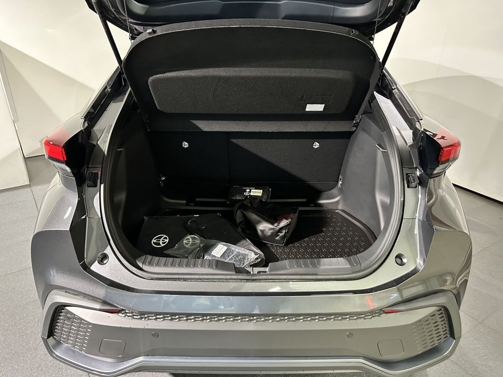 Toyota Toyota C-HR nuova a Milano (6)