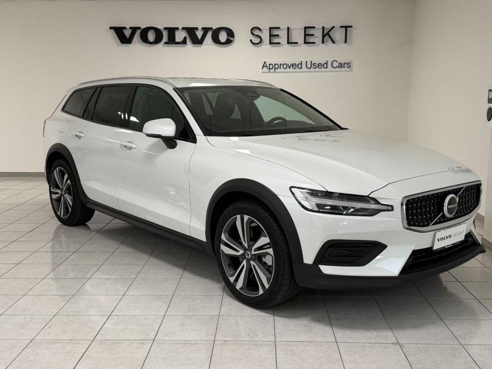 Volvo V60 Cross Country nuova a Como (2)